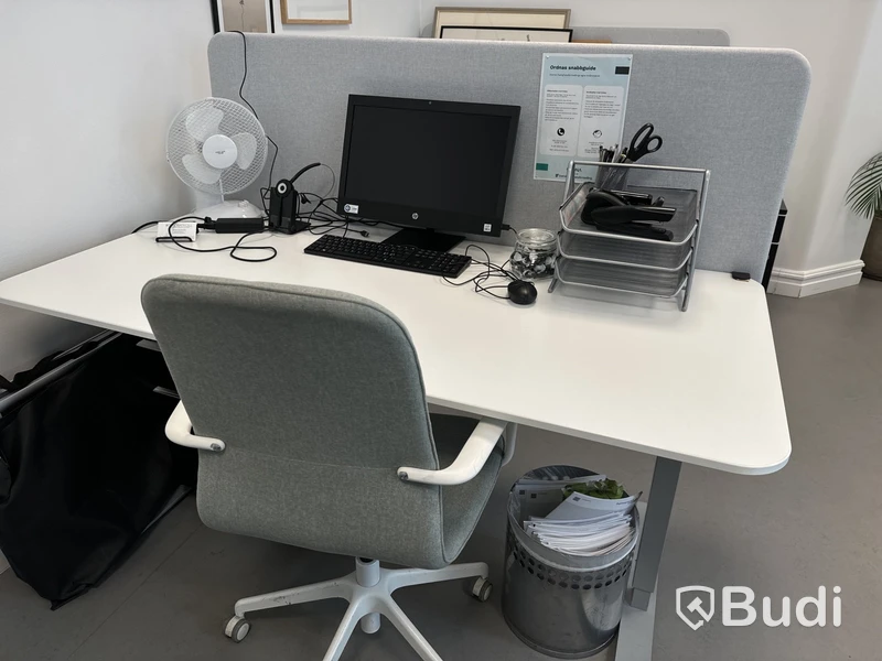 Höj- och sänkbart skrivbord med bordsskärm, kontorsstol och hurts