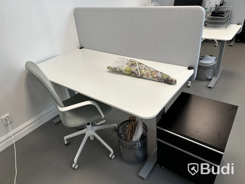 Höj- och sänkbart skrivbord med bordsskärm, kontorsstol och hurts