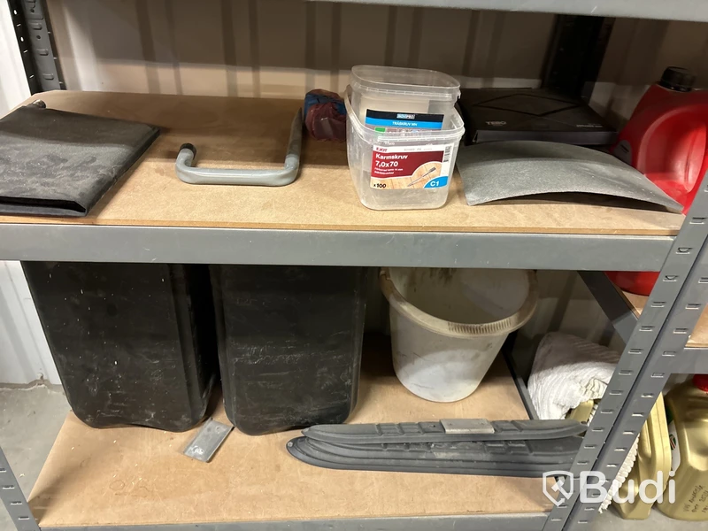 3 st hyllor med innehåll
