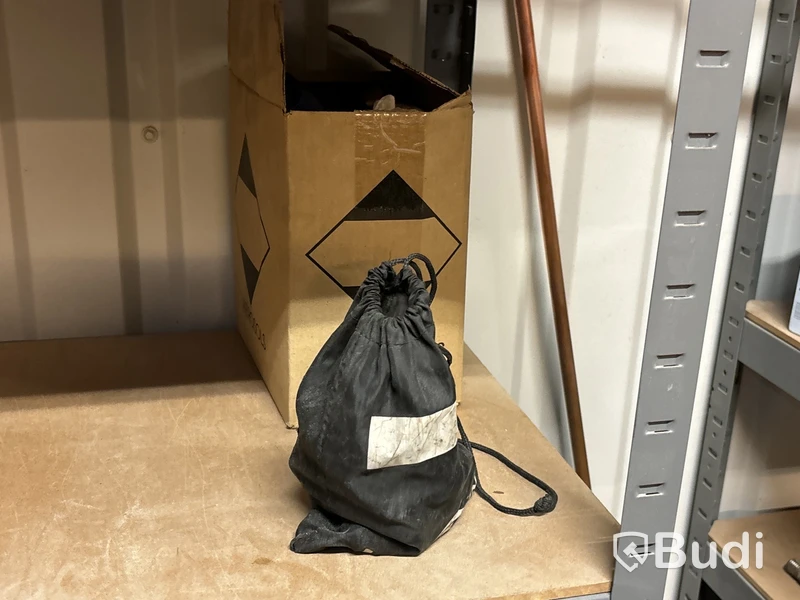 3 st hyllor med innehåll