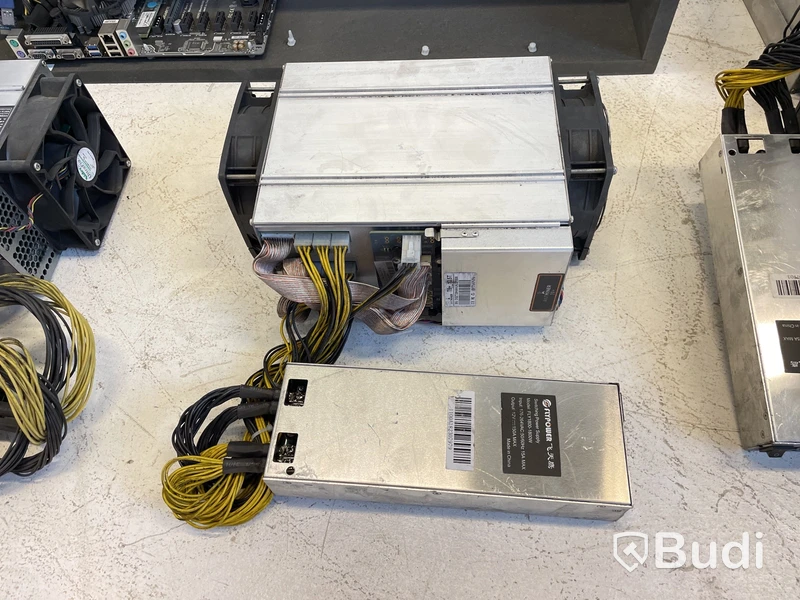 Parti med gruvmaskiner/miners för Bitcoin, Antminer T9+