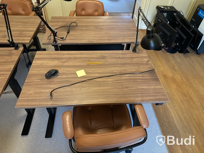 Höj- och sänkbart skrivbord med kontorsstol samt lampa