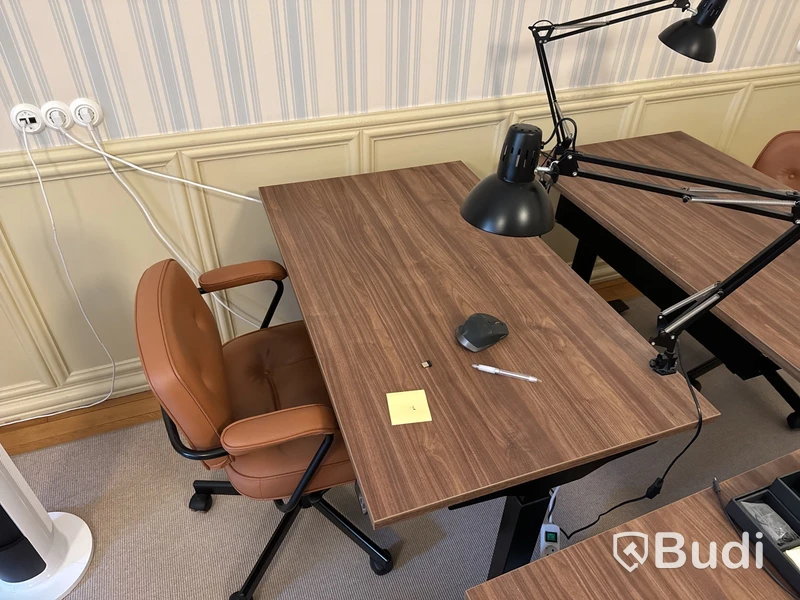 Höj- och sänkbart skrivbord med kontorsstol samt lampa