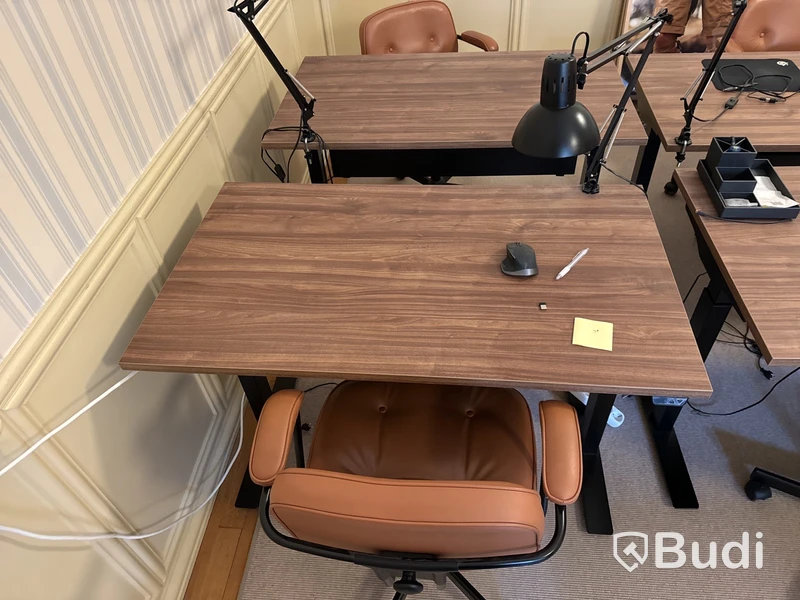 Höj- och sänkbart skrivbord med kontorsstol samt lampa