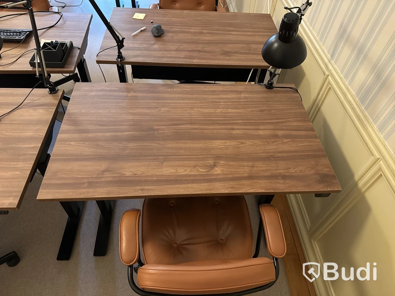 Höj- och sänkbart skrivbord med kontorsstol samt lampa