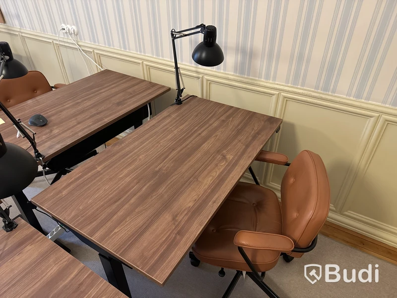 Höj- och sänkbart skrivbord med kontorsstol samt lampa