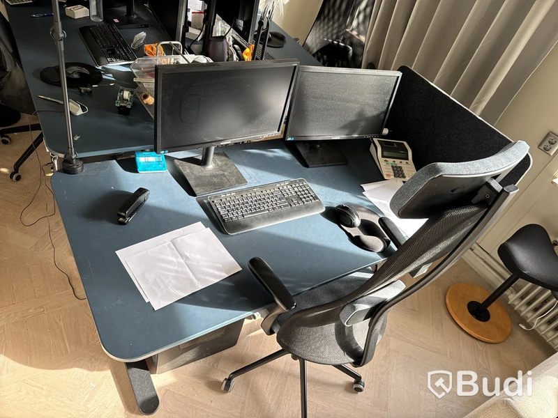 Höj- och sänkbart skrivbord, kontorsstol, 2 st. datorskärmar, tangentbord samt lampa