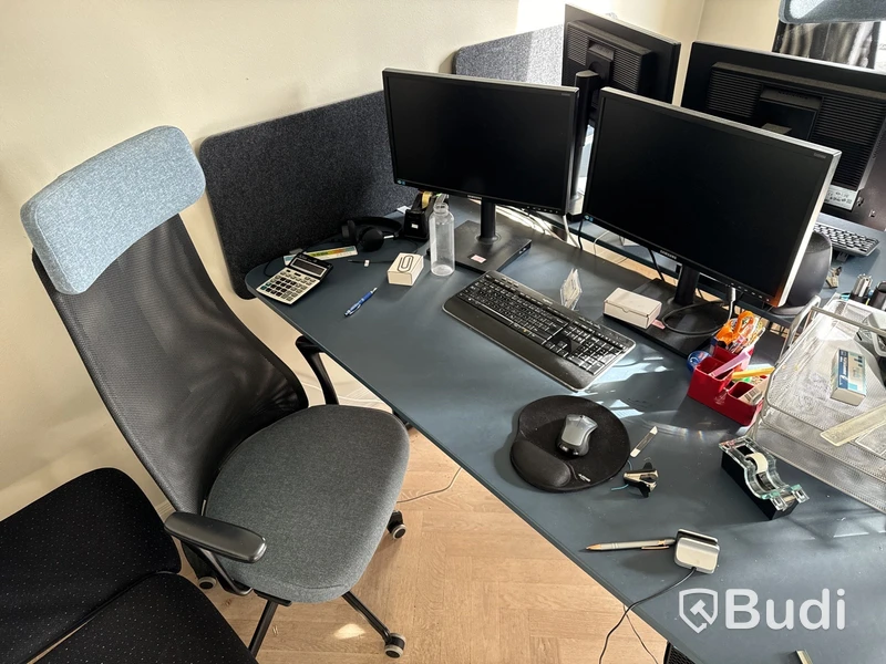 Höj- och sänkbart skrivbord, kontorsstol, 2 st. datorskärmar, tangentbord samt lampa