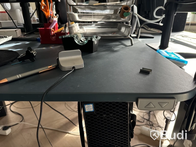 Höj- och sänkbart skrivbord, kontorsstol, 2 st. datorskärmar, tangentbord samt lampa