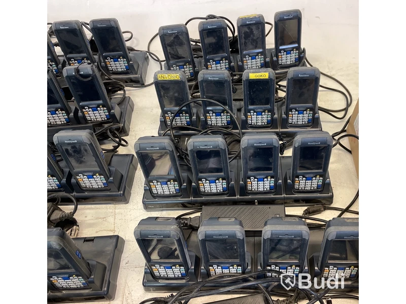 Parti med Handdatorer Honeywell och Intermec olika sorter. Samt Motorola laddare inklusive 3 st. batterier.