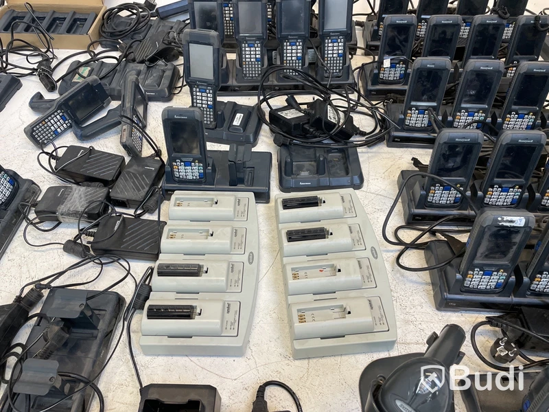 Parti med Handdatorer Honeywell och Intermec olika sorter. Samt Motorola laddare inklusive 3 st. batterier.
