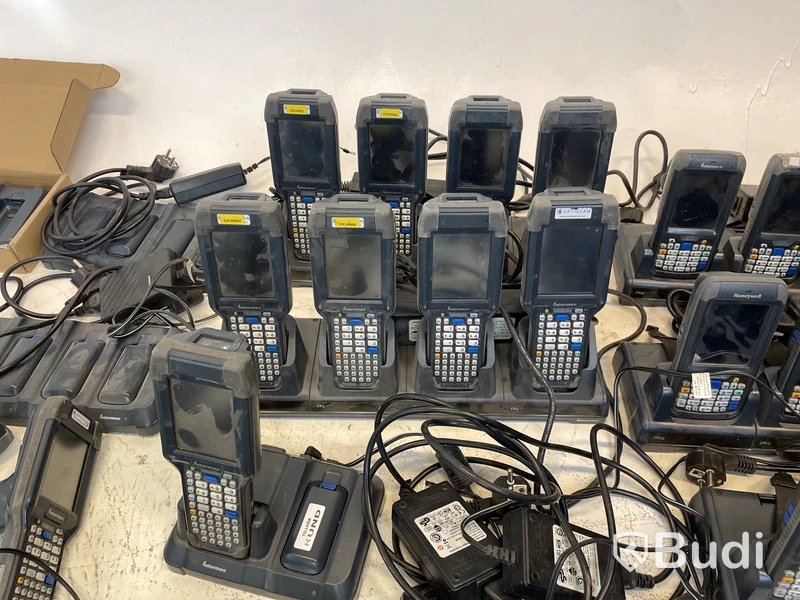 Parti med Handdatorer Honeywell och Intermec olika sorter. Samt Motorola laddare inklusive 3 st. batterier.