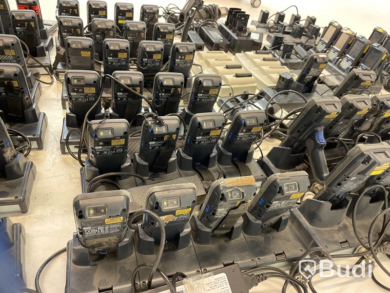 Parti med Handdatorer Honeywell och Intermec olika sorter. Samt Motorola laddare inklusive 3 st. batterier.