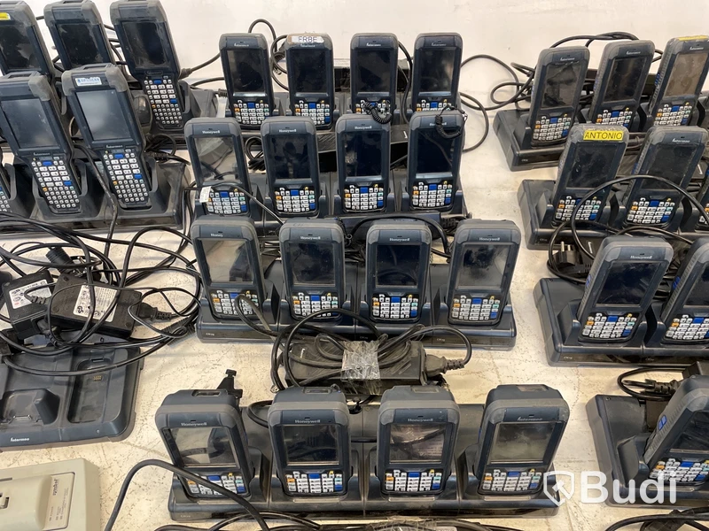 Parti med Handdatorer Honeywell och Intermec olika sorter. Samt Motorola laddare inklusive 3 st. batterier.