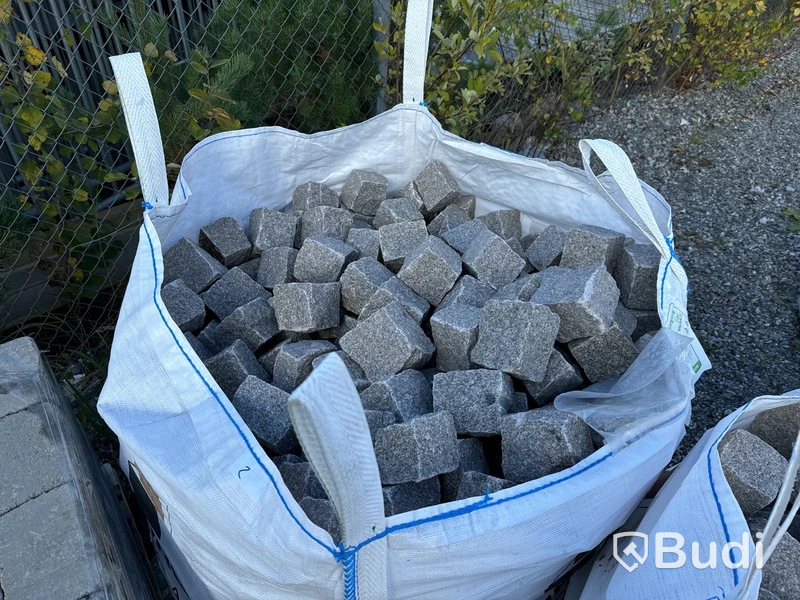 2 st. Säckar med marksten, grå Bjärlösgranit