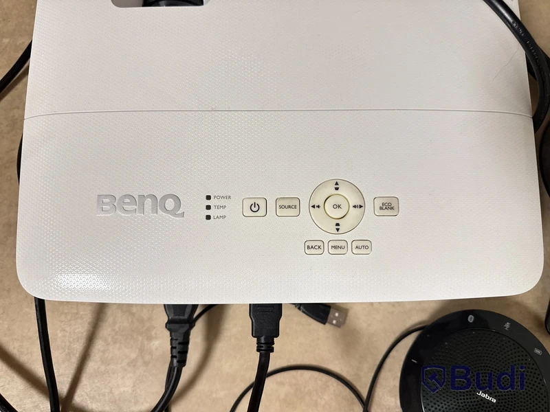 Projektor Benq och högtalare jabra
