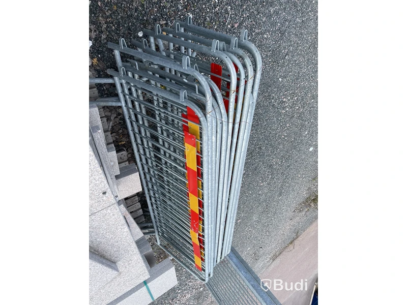 22 st. Kravallstaket och 48 st. Byggstaket