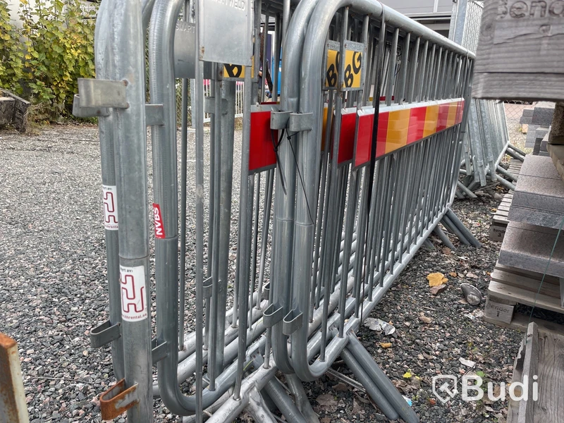 22 st. Kravallstaket och 48 st. Byggstaket