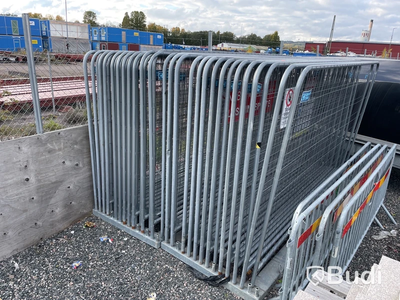 22 st. Kravallstaket och 48 st. Byggstaket