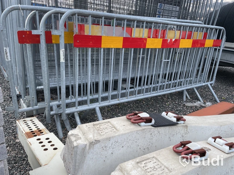 22 st. Kravallstaket och 48 st. Byggstaket