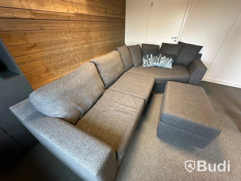 Konferensrum med soffa och 60-tums bildskärm