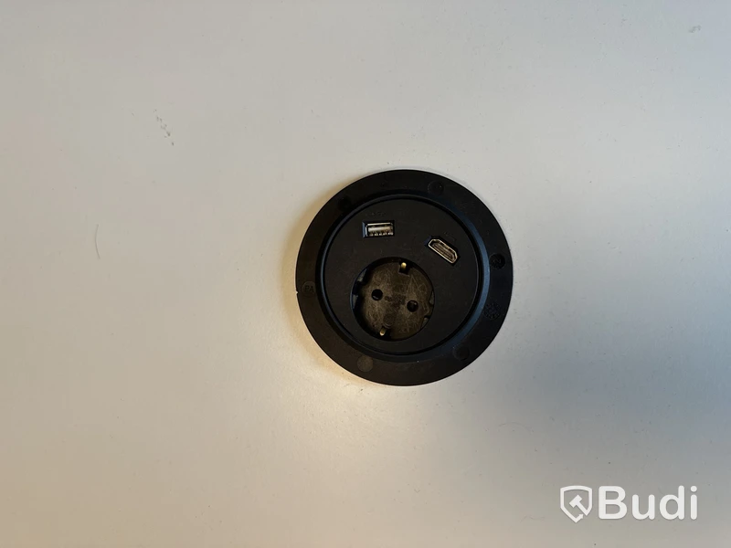 Konferensrum med soffa och 60-tums bildskärm