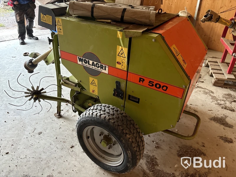 Småbalspress med inplastare Wolagri R500