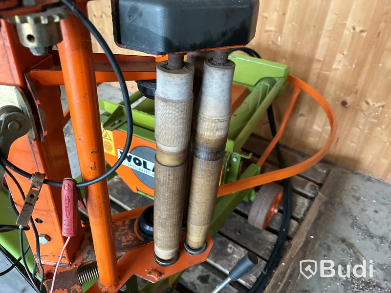 Småbalspress med inplastare Wolagri R500