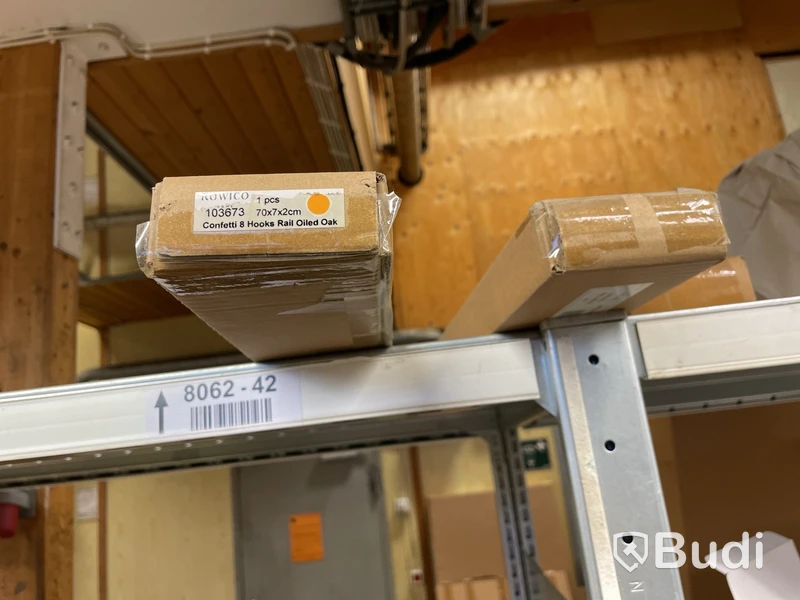 5 st. Sektioner med lagerhyllor samt diverse produkter
