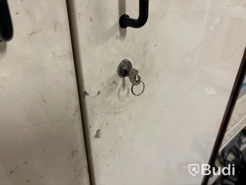 2 st plåtskåp med innehåll.