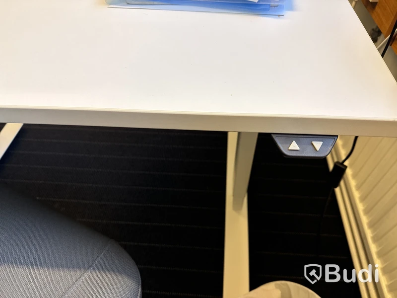 Höj- och sänkbart skrivbord med skärm och kontorsstol