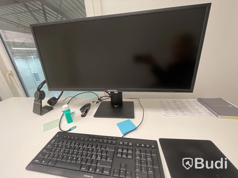 Höj- och sänkbart skrivbord med kontorsstol, skärm och tangentbord