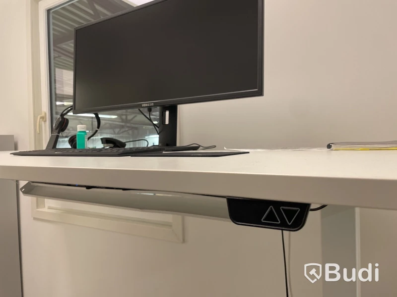 Höj- och sänkbart skrivbord med kontorsstol, skärm och tangentbord