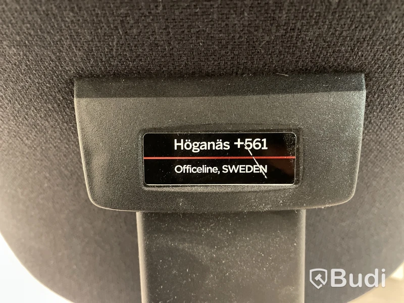Höj- och sänkbart skrivbord med kontorsstol, skärm och tangentbord
