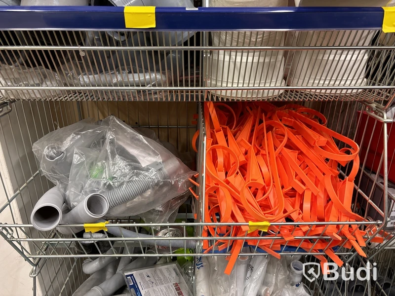 2 st hyllor med rördelar