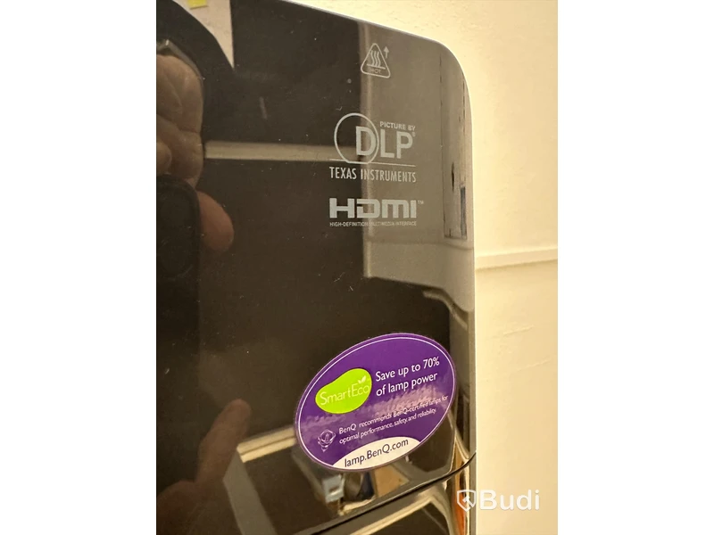 Projektor  BENQ  model:  TH681 med takstativ