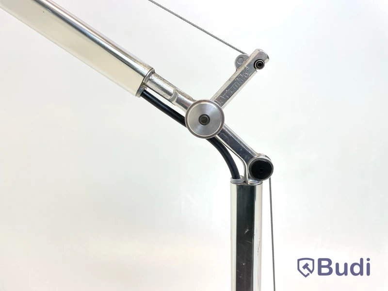 Skrivbordslampa Artemide, Tolomeo