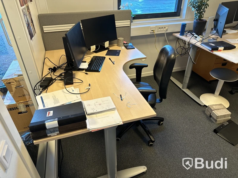 Höj- och sänkbart skrivbord, kontorsstol, 2 st. datorskärmar och väggskärm