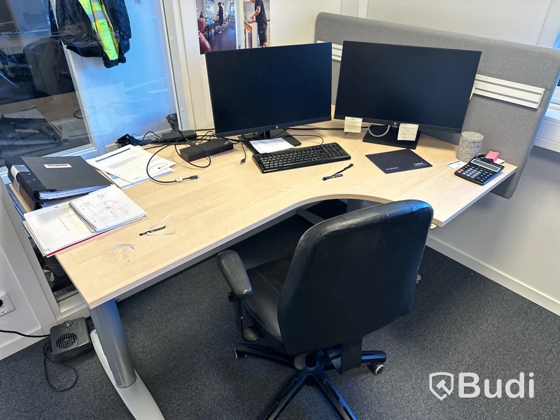Höj- och sänkbart skrivbord, kontorsstol, 2 st. datorskärmar och väggskärm