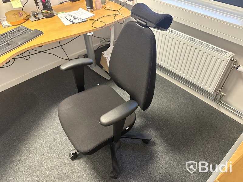 Höj- och sänkbart skrivbord, kontorsstol och 2 st. datorskärmar