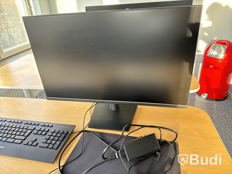 Höj- och sänkbart skrivbord, kontorsstol och datorskärm