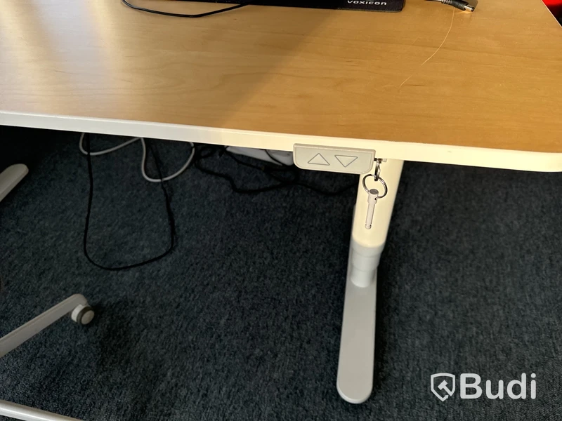 Höj- och sänkbart skrivbord, kontorsstol och datorskärm