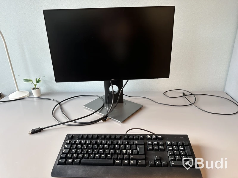 Höj- och sänkbart skrivbord, kontorsstol, golvskärm, datorskärm och hurts