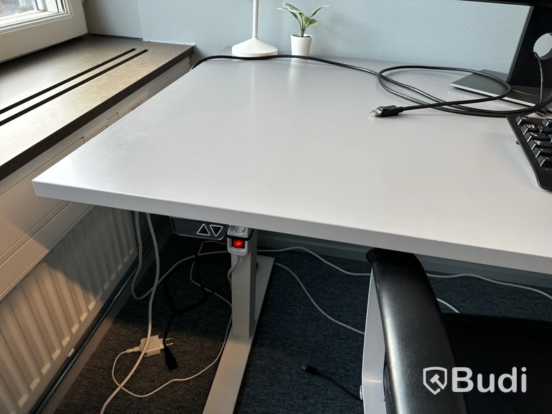 Höj- och sänkbart skrivbord, kontorsstol, golvskärm, datorskärm och hurts
