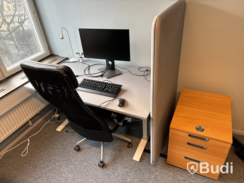 Höj- och sänkbart skrivbord, kontorsstol, golvskärm, datorskärm och hurts