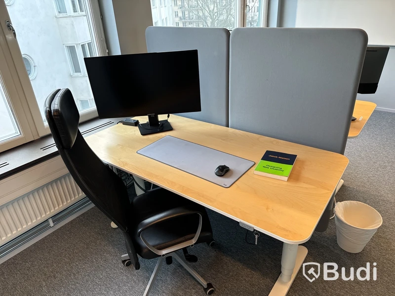 Höj- och sänkbart skrivbord, kontorsstol, 2 st. datorskärmar och 2 st. golvskärmar