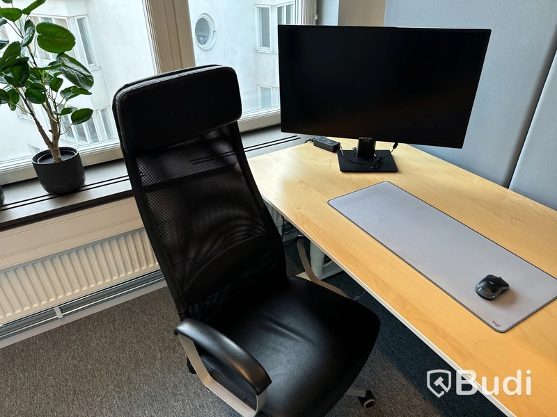 Höj- och sänkbart skrivbord, kontorsstol, 2 st. datorskärmar och 2 st. golvskärmar