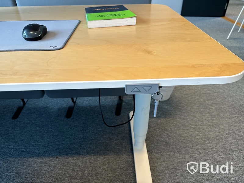 Höj- och sänkbart skrivbord, kontorsstol, 2 st. datorskärmar och 2 st. golvskärmar