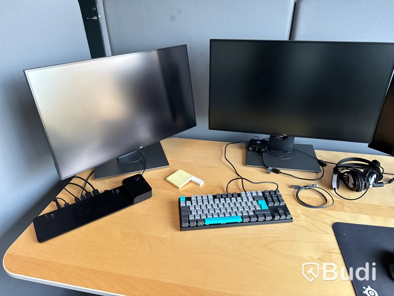 Höj- och sänkbart skrivbord, kontorsstol, 3 st. datorskärmar och 3 st. golvskärmar