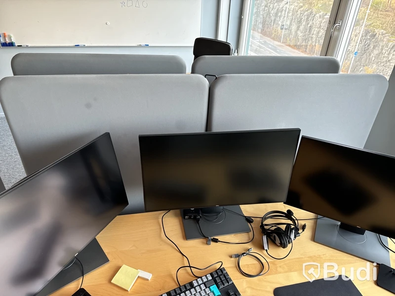 Höj- och sänkbart skrivbord, kontorsstol, 3 st. datorskärmar och 3 st. golvskärmar